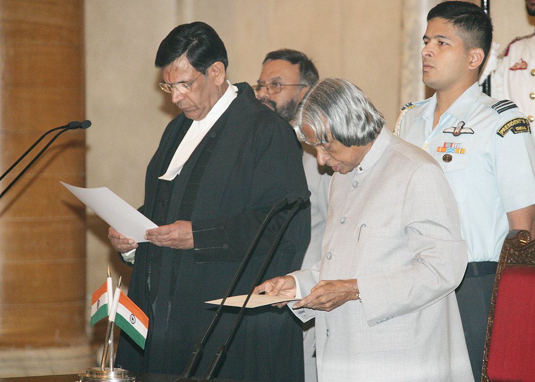 The_President_Dr._A.P.J._Abdul_Kalam_administered_the_oath_of_office_of_the_Chief_Justice_of_India_to_Shri_Justice_Y.K._Sabharwal_at_Rashtrapati_Bhawan_in_New_Delhi_on_November_1_2005